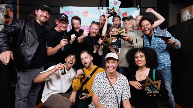 Max Award: Gold unter anderem für Mondelez, McDonald’s und die Bahn - Die Teams von Mantikor und Philipp und Keuntje freuen sich über den Max Award für die Kampagne 'The Homeless Gallery' im Auftrag für Hinz & Kunzt - Quelle: offenblen.de / Jonas Krantz